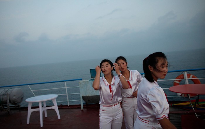 Các nữ nhân viên trẻ tuổi trên tàu Mangyongbyong.